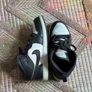 Jordan 1 Mid SE
Panda Elephant 2Y